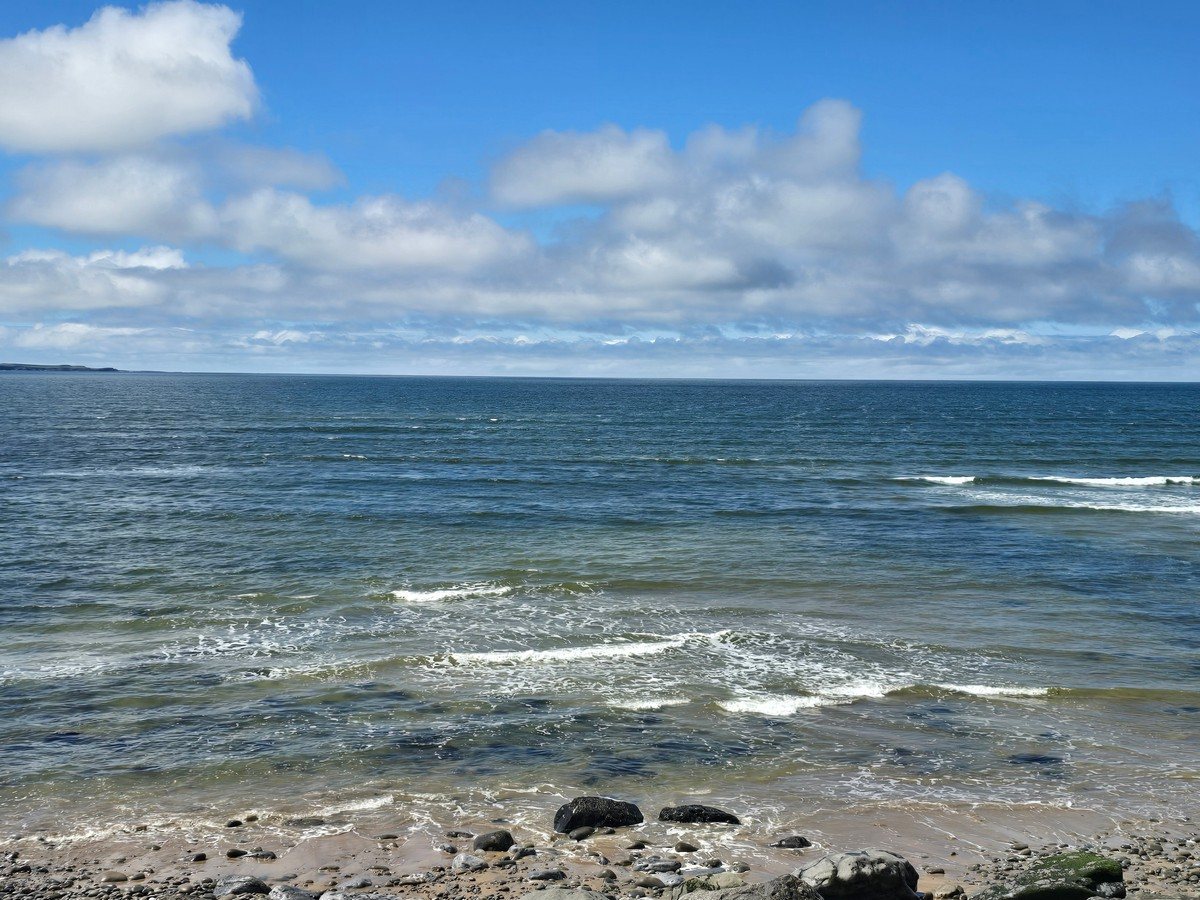 1 to 2ft with a moderate onshore breeze, 13kts W.